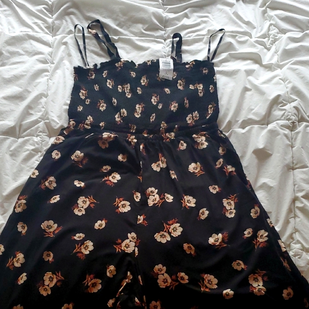 TORRID 1X Black and Cream Floral Jumpsuit with Elastic Waist And POCKETS NWT